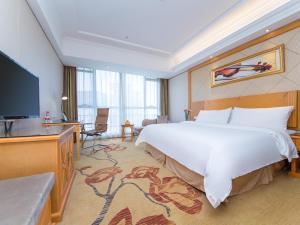 TV a/nebo společenská místnost v ubytování Vienna Hotel Hubei Xiangyang Tanxi Road