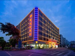 un gran edificio con luces en el lateral en Vienna Hotel Shenzhen Fuyong Village, en Fenghuangwei