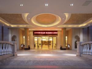 張家界市にあるVienna Hotel Zhangjiajie North Railway Stationの看板が掲げられた建物のロビー +7枚の写真