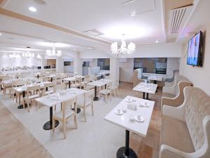 A restaurant or other place to eat at Vienna 3 Best Hotel Baise Zhongshan Road City Central