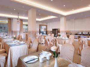 uma sala de jantar com mesas e cadeiras e um restaurante em Vienna Hotel Qingyuan Yingde Guangming Road em Yingde