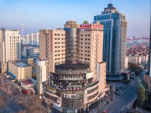 una vista aérea de una ciudad con edificios altos en Vienna Hotel Shanghai Baoshan Wusong, en Shanghái