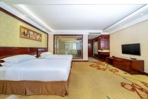 En eller flere senge i et værelse på Vienna Hotel Dongguan Houjie Exhibition Center