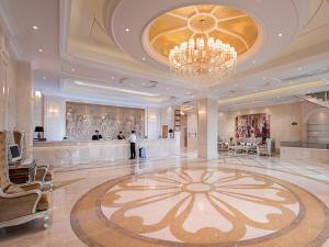 a large room with a chandelier and a large lobby at Vienna International Hotel Guangzhou Xintang Jean Fangzhicheng in Zengcheng