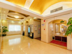 une grande chambre avec un hall et un couloir avec un hall dans l'établissement Vienna Hotel Huizhou Huiyang Danshui Road, à Huizhou