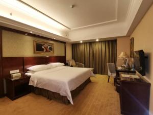 Un pat sau paturi într-o cameră la Vienna Hotel Xinyu Fenyi South Changshan Road