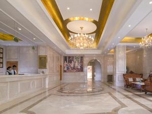 a large lobby with a chandelier on the ceiling at Vienna International Hotel Guangdong Foshan Nanhai Heshun in Nanhai