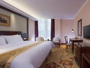 Krevet ili kreveti u jedinici u objektu Vienna Hotel Dongguan Fenggang Yongsheng Street