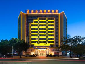 un gran edificio con luces amarillas encima en Vienna Hotel(Yangchun International Shop ), en Yangchun