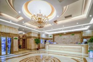 a lobby of a hotel with a chandelier at Vienna Hotel Dongguan Houjie Exhibition Center in Dongguan