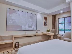 松江区にあるVienna Hotel Songjiang Wanda Guangfulin Roadのプレゼンテーション付きの部屋に大型プロジェクションスクリーン