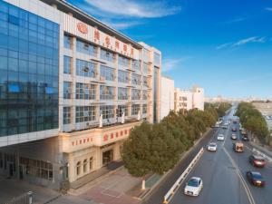 南京维也纳酒店江苏南京百家湖西门子店的一条繁忙的城市街道,汽车驶过大楼