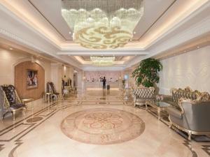 a large lobby with chairs and a chandelier at Vienna International Hotel Zhongshan Shiqi Kanghua Road in Zhongshan