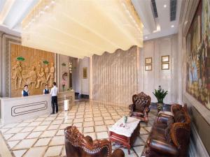 un hombre de pie en una sala de estar con un vestíbulo en Vienna Classic Hotel Dongguan Changan Xiandai, en Dongguan