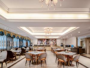 Vienna Hotel Guiyang Exhibition Center tesisinde bir restoran veya yemek mekanı