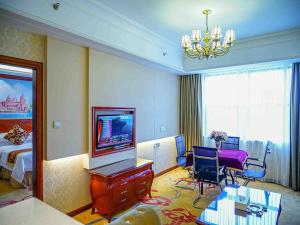 Televiisor ja/või meelelahutuskeskus majutusasutuses Vienna Hotel Guangxi Liuzhou Luzhai
