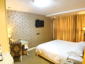 Ein Bett oder Betten in einem Zimmer der Unterkunft Vienna Hotel Yongzhou Zhiyuan New Bund