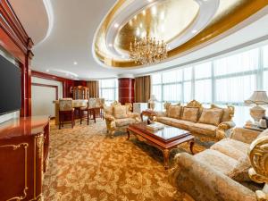 Gallery image of Vienna Hotel Shenzhen Songgang Shajiang Road in Bao'an