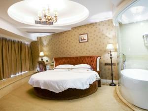 Ein Bett oder Betten in einem Zimmer der Unterkunft Vienna Hotel Yongzhou Zhiyuan New Bund