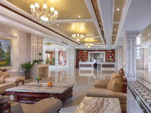 a large living room with couches and a table at Vienna Hotel Shenzhen Pingji Ave in Longgang