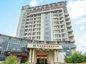 duży budynek z znakiem przed nim w obiekcie Vienna Hotel Suzhou fairyland w mieście Suzhou