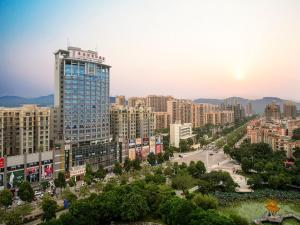 נוף כללי של ז'ונגשאן או נוף של העיר שצולם מהמלון