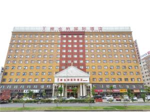 Un grand bâtiment marron avec un restaurant se trouve en face de l'établissement. dans l'établissement Vienna International Hotel Shanghai International Tourism and Resorts Zone, à Shanghai
