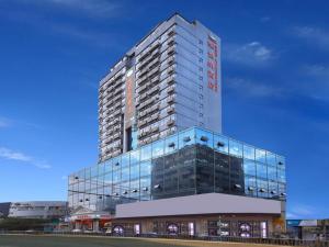 a tall building with a lot of windows at Vienna Hotel Nanchang Ruzi Road in Nanchang +1 photo