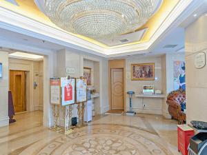 a large room with a ceiling with a chandelier at Vienna 3 Best Hotel Guangzhou Guangzhou Tower in Guangzhou