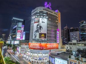 een hoog gebouw met een groot billboard in een stad bij Vienna Hotel Guangzhou Beijing Road in Guangzhou