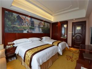 Giường trong phòng chung tại Vienna International Hotel Shanghai International Tourism and Resorts Zone