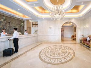 Lobbyn eller receptionsområdet på Vienna 3 Best Hotel Guangzhou Panyu Jinjiang Ave