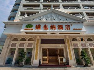 a building with writing on the front of it at Vienna Hotel Shenzhen Nanshan Yilida in Shenzhen