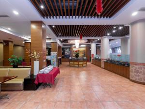 A restaurant or other place to eat at Vienna International Hotel Xiangyang Railway Station