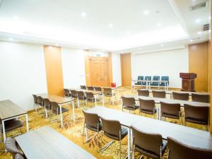a classroom with tables and chairs in a room at Vienna International Hotel Hangzhou Zhuantang Art School in Wenyan