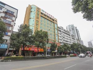a city street with a tall building with cars on it at Vienna Hotel Fuzhou Linchuan Avenue in Fuzhou