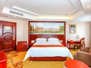 Postel nebo postele na pokoji v ubytování Vienna International Hotel Shanghai Fengxian Nanqiao