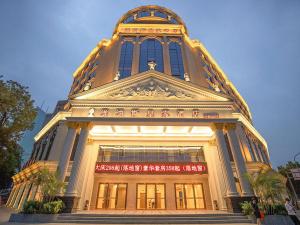 un gran edificio con un cartel en la parte delantera en Venus royal hotel(Keyuan Guancheng Dongguan), en Dongguan