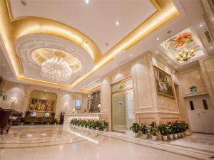 a large lobby with a chandelier in a building at Vienna International Hotel Xi'an Hancheng Lake in Xi'an