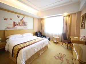 Ліжко або ліжка в номері Vienna International Hotel Shanghai Pujiang Town