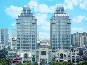 dwa wysokie wieżowce w mieście z w obiekcie Vienna Hotel Jian People Square w Ji'an