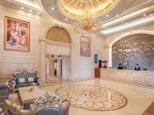 Zona de hol sau recepție la Vienna International Hotel Shaoguan Fengcailou