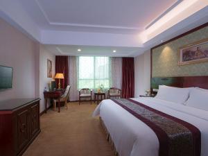 Postel nebo postele na pokoji v ubytování Vienna Hotel Shanwei Haifeng