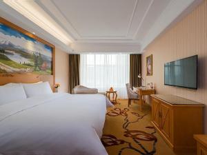 Tempat tidur dalam kamar di Vienna Hotel (Quanzhou Bus Station)