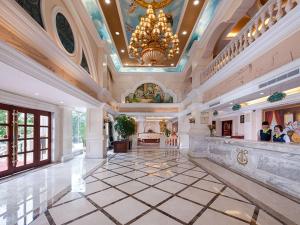 a large room with a chandelier and a large lobby at Vienna Hotel Shenzhen Pingdi in Longgang