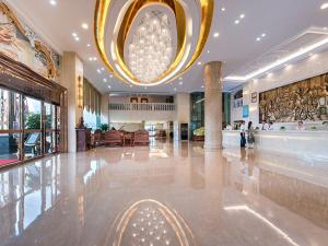 The lobby or reception area at Vienna International Hotel Jieyang Jieyanglou