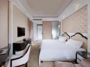 เตียงในห้องที่ Vienna Hotel(Foshan Nanzhuang Ceramic Headquarters )