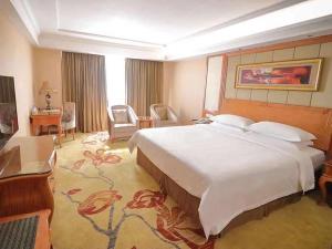 ShanweiにあるVienna Hotel Shanwei Chengqu Xingye Roadの大きなベッドルーム1室(大型ベッド1台付)