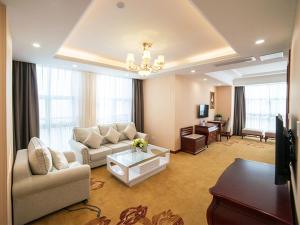 a large living room with a couch and a table at Vienna Hotel Zhejiang Huzhou Changxing Mingzhu Road in Changxing
