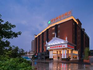 een groot gebouw met een theater ervoor bij Vienna Hotel Guangzhou Tianhe Bus Station in Guangzhou